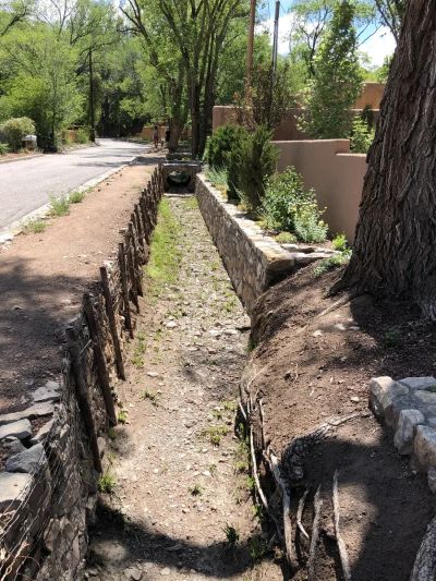 Wykop pod rury systemu automatycznego nawadniania w ogrodzie.