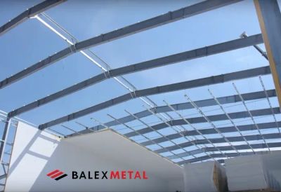 Wnętrze chłodni wykonanej z grubych płyt warstwowych PIR, z widoczną konstrukcją nośną na zewnątrz.