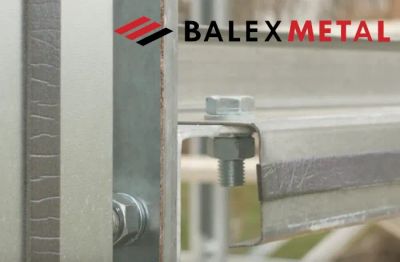 Zbliżenie na uszczelkę PES na konstrukcji stalowej.