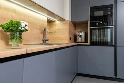 Nowoczesny panel sterowania inteligentnej przydomowej oczyszczalni ścieków, z intuicyjnym interfejsem.