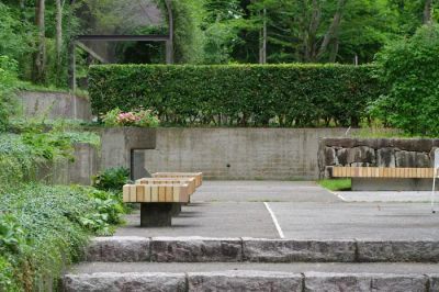 Nowoczesne meble ogrodowe na tarasie z widokiem na zadbany ogród